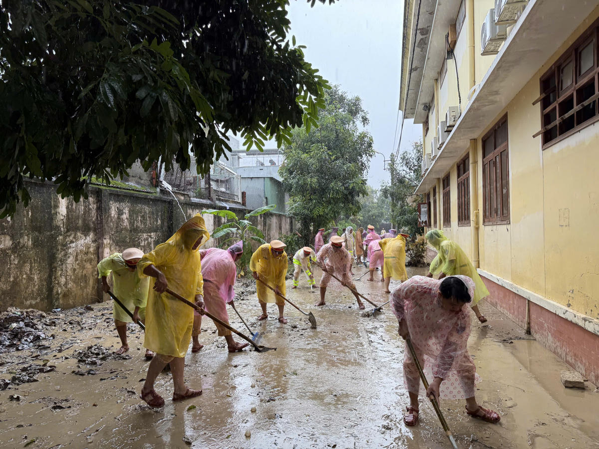 Cảnh sát giao thông thuộc Công an TP Hồ Chí Minh tăng cường, hỗ trợ cho tỉnh Gia Lai khắc phục hậu quả mưa lũ. Ảnh: CATP cung cấp.&nbsp;