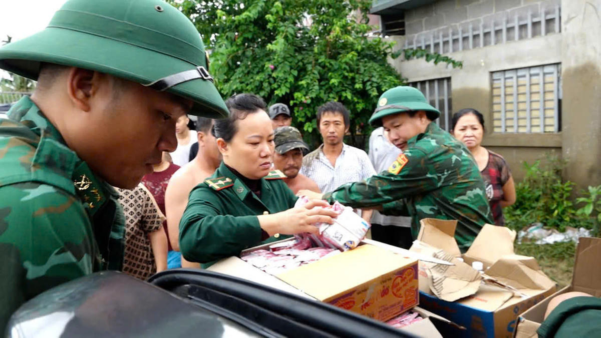 Bộ đội Biên phòng Khánh Hòa cấp phát lương thực đến tận tay bà con. Ảnh: Văn Tân.