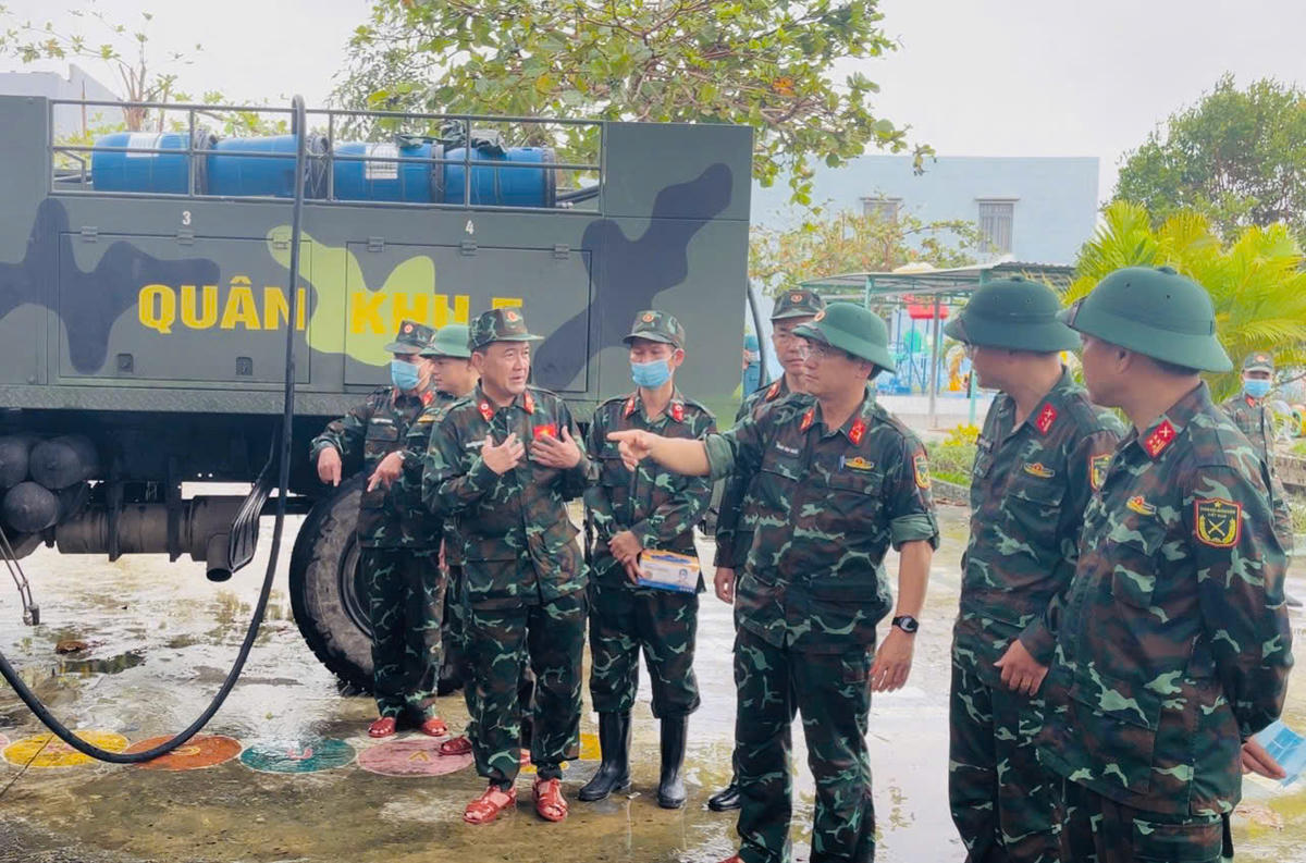 Đại tá Phan Đại Nghĩa, Phó Tư lệnh kiêm Tham mưu trưởng Quân khu 5 kiểm tra công tác tiêu độc, khử khuẩn tại xã Phú Hòa 2.(ảnh Đ.S)
