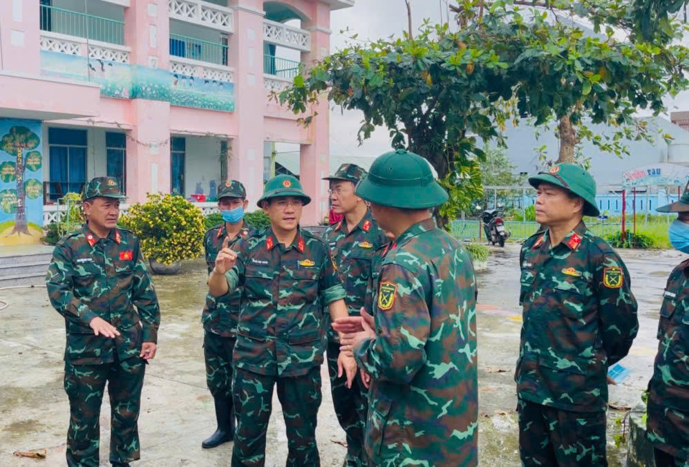 Đại tá Phan Đại Nghĩa, Phó Tư lệnh kiêm Tham mưu trưởng Quân khu 5 kiểm tra, động viên cán bộ chiến sĩ Sư đoàn 2 đang làm nhiệm vụ tại xã Tuy An Tây.&nbsp;(ảnh Đ.S)