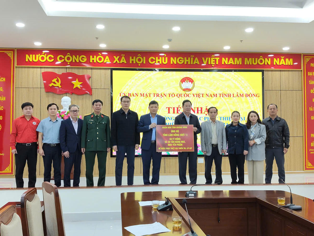 Tối 22/11, đoàn công tác của tỉnh Quảng Ninh đã có mặt tại Lâm Đồng,&nbsp;trao 50 tỷ đồng từ ngân sách tỉnh hỗ trợ đợt 1 và 30 tấn hàng hóa hỗ trợ nhân dân gồm.