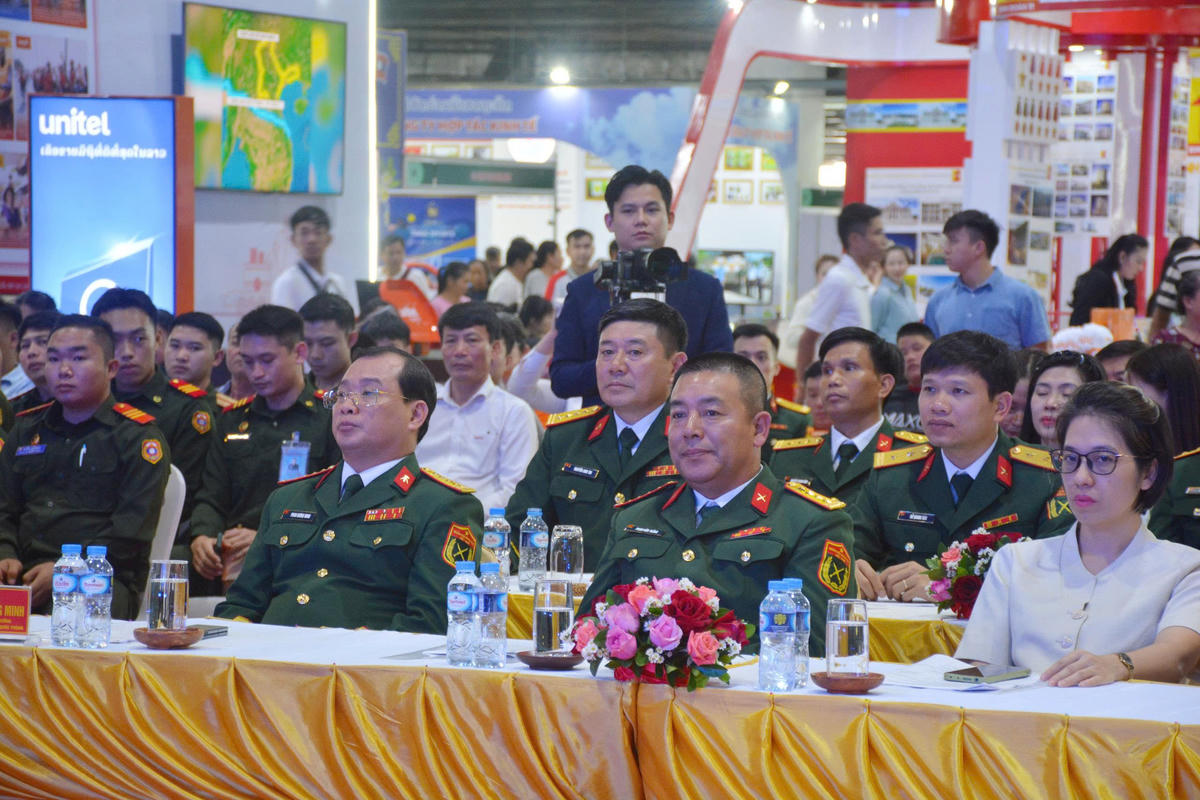 Các đại biểu của Việt Nam tham dự chương trình bế mạc. Ảnh: Thu Thuỷ. 