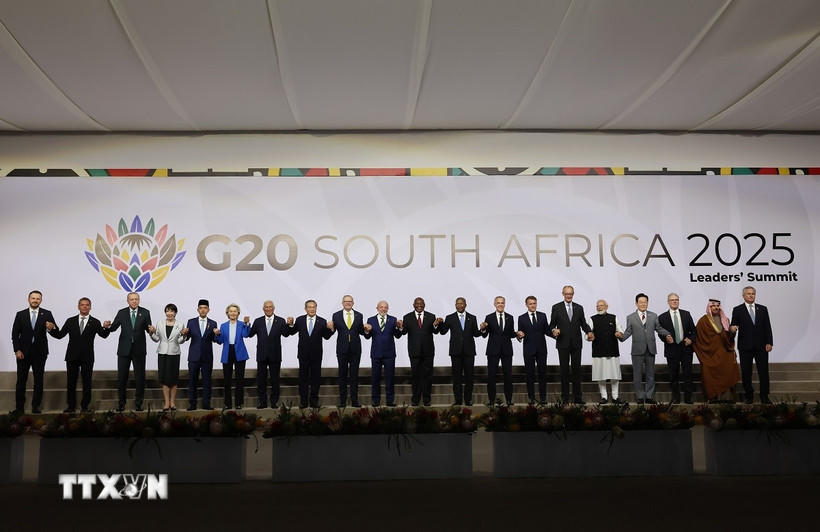 Các nhà lãnh đạo chụp ảnh chung tại Hội nghị thượng đỉnh G20 ở Johannesburg, Nam Phi. (Ảnh: Anadolu Agency/TTXVN).