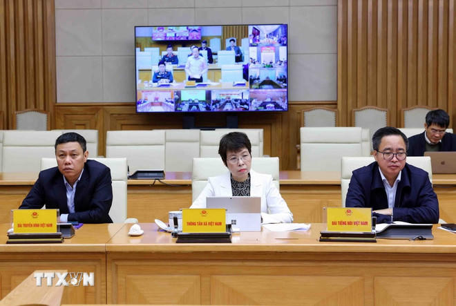 Các thành viên Ban chỉ đạo Phòng thủ dân sự quốc gia tham dự cuộc họp trực tuyến tại điểm cầu Chính phủ. (Ảnh: Phạm Kiên/TTXVN).