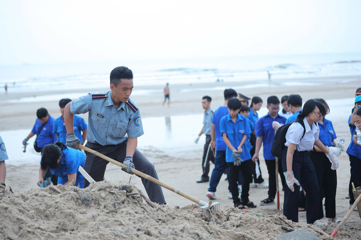 Các lực lượng tham gia thu gom rác. Ảnh: Đức Định.