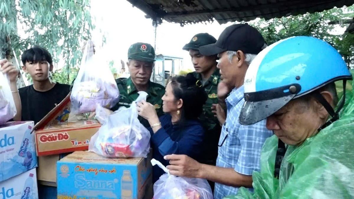 Bộ đội Biên phòng Khánh Hòa&nbsp;điều động gần 500 cán bộ, chiến sĩ đi cứu trợ bà con. Ảnh: Văn Tân.