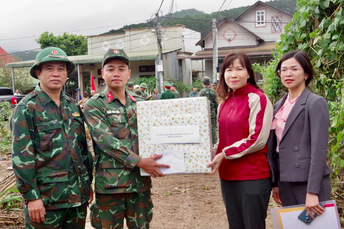 Bà Hà Thị Hạnh, Phó Chủ tịch Ủy ban MTTQ Việt Nam tỉnh Lâm Đồng trao quà cho Đại đội trinh sát cơ giới 1, Bộ CHQS tỉnh Lâm Đồng. (ảnh N.N)