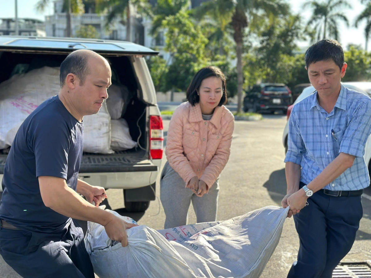 Nhân viên y tế Quảng Ninh chuẩn bị&nbsp;hóa chất phục vụ công tác phòng chống dịch bệnh sau mưa lũ.