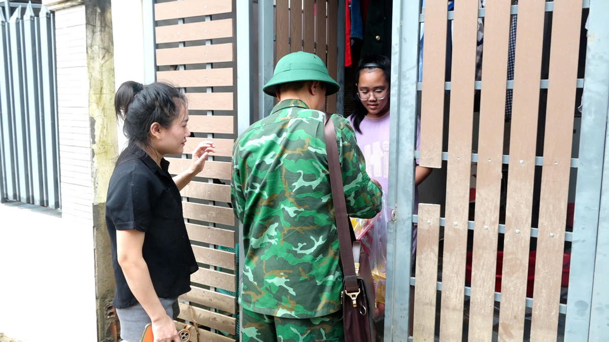 Đại tá Nguyễn Doãn Hoà&nbsp;trao các phần quà hỗ trợ khẩn cấp giúp các gia đình ổn định bước đầu sau thiên tai. Ảnh: Văn Tân.