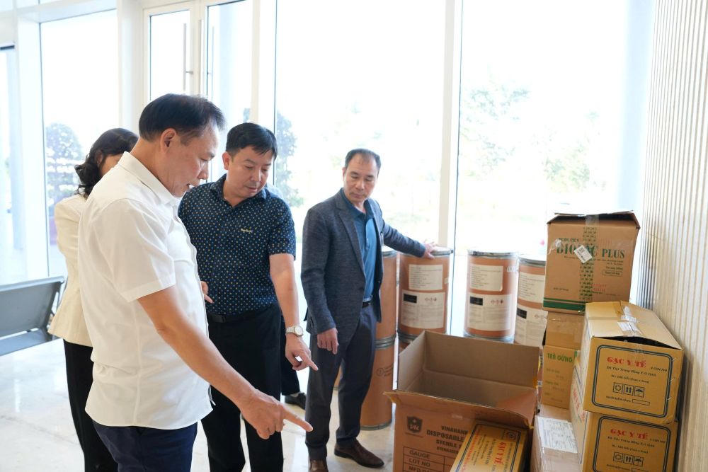 Giám đốc Sở Y tế TP Hải Phòng kiểm tra thuốc, vật tư hóa chất trước khi hỗ trợ cho tỉnh&nbsp;Đắk Lắk. Ảnh: VD.&nbsp;&nbsp;