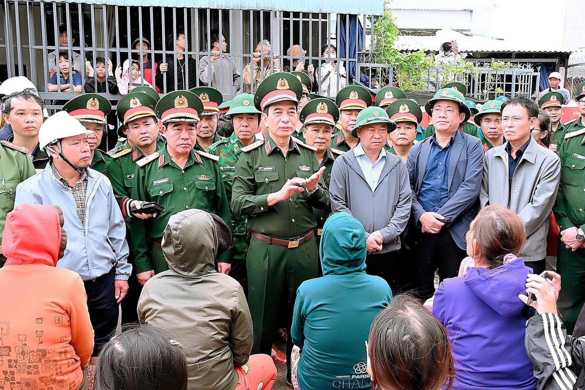 Phó Bí thư Thành ủy Hà Nội Nguyễn Trọng Đông tham gia đoàn công tác do Đại tướng Phan Văn Giang dẫn đầu thăm đồng bào tỉnh Gia Lai bị thiệt hại do mưa lũ. Ảnh: Báo Gia Lai