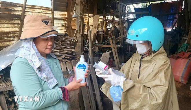 Cán bộ y tế cơ sở của tỉnh Gia Lai cấp phát thuốc phòng bệnh cho người dân xã Tuy Phước. (Ảnh: Quang Thái/TTXVN).