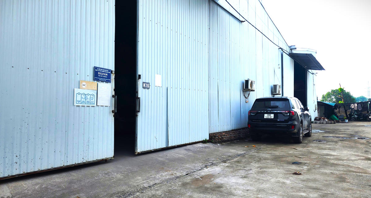Về quy hoạch, khu vực này là đất Dự án Khu đô thị Vibex nhưng bên trong lại xuất hiện biển hiệu của hàng loạt công ty khác. Đây là địa điểm của Công ty Cổ phần Thương mại dược phẩm BIGFAM.