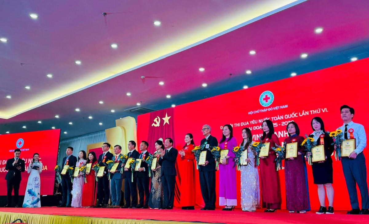 Vinh danh các điển hình có nhiều đóng góp tiêu biểu cho phong trào thi đua yêu nước.