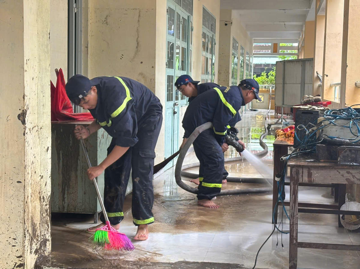 Phòng Cảnh sát PCCC&amp;CNCH khẩn trương triển khai lực lượng, phương tiện chi viện hỗ trợ Công an tỉnh Đắk Lắk (khu vực tỉnh Phú Yên cũ). Ảnh: CATP cung cấp.