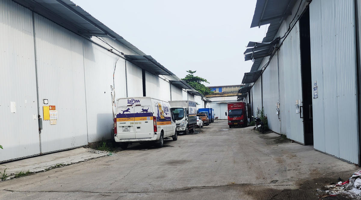 Các kho xưởng được thiết kế rất lớn, chạy dài theo trục đường từ cổng đến hết khu đô thị.