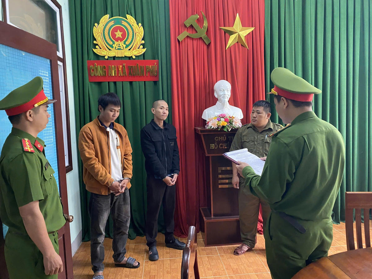 Lực lượng Công an TP Đà Nẵng đọc quyết định bắt tạm 2 đối tượng Lê Phước Triều và Lê phước Trọng. Ảnh: CV.