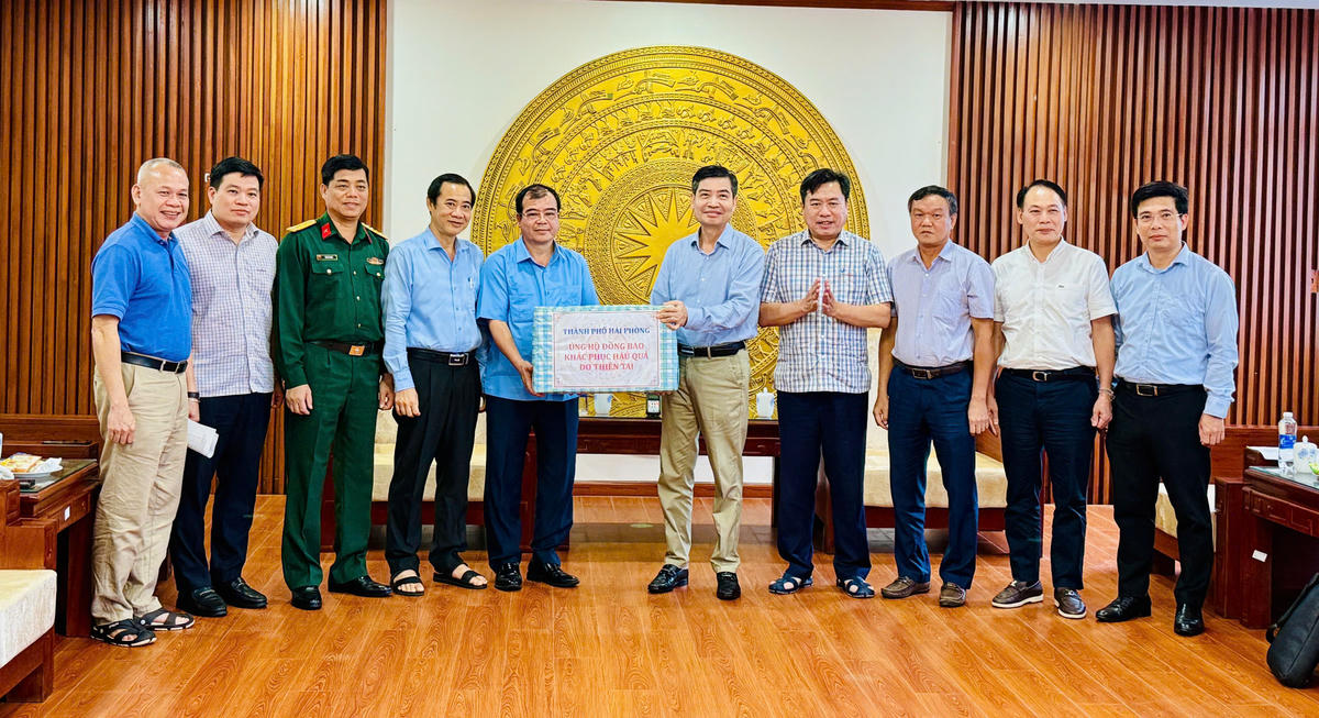 Phó Chủ tịch UBND TP Hải Phòng Nguyễn Minh Hùng trao kinh phí hỗ trợ 40 tỷ ủng hộ tỉnh Đắk Lắk khắc phục hậu quả mưa lũ ngày 23/11/2025. Ảnh: CTV.&nbsp;