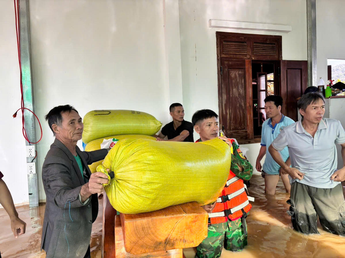 Bộ đội Biên phòng giúp dân di dời tài sản đến nơi an toàn. Ảnh: BP.