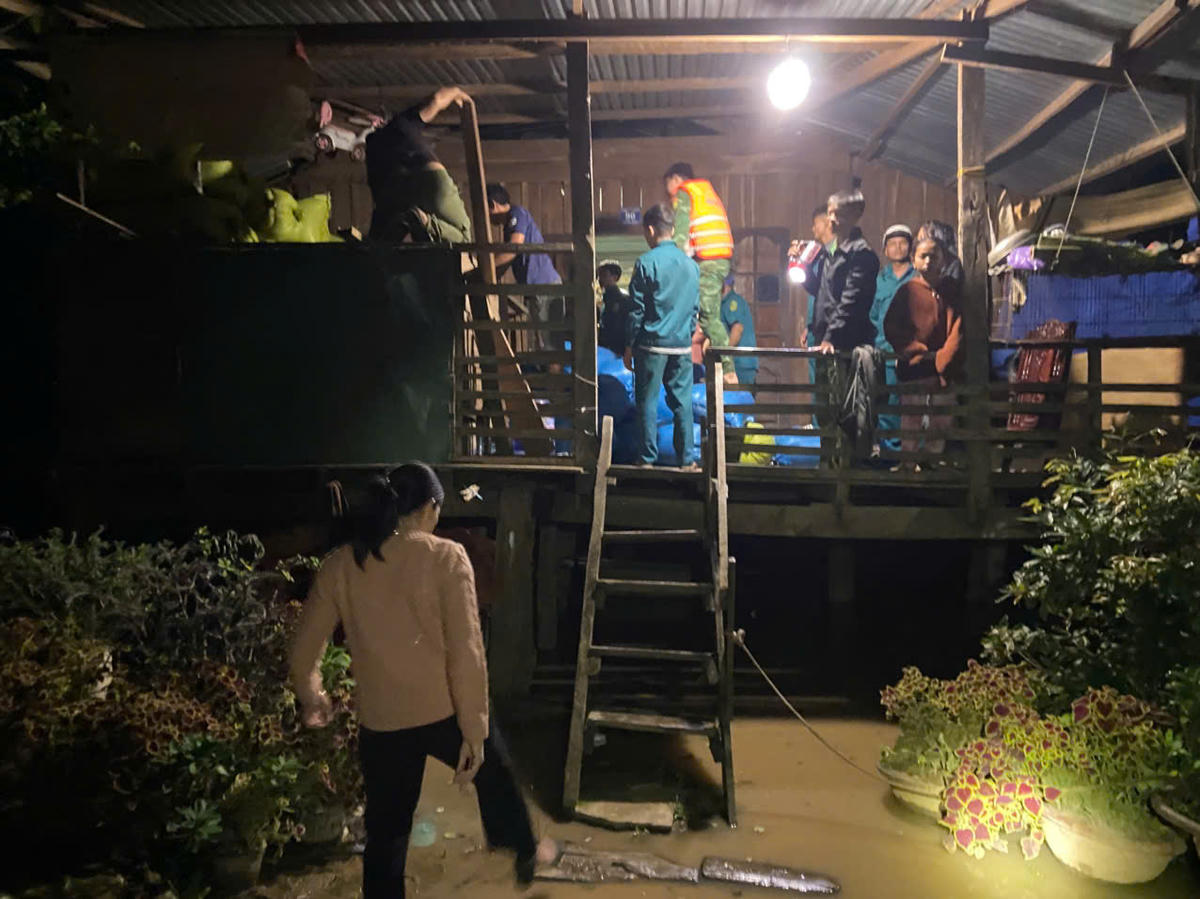 UBND xã Buôn Đôn kích hoạt phương án ứng phó khẩn cấp, huy động toàn bộ lực lượng tại chỗ giúp dân.