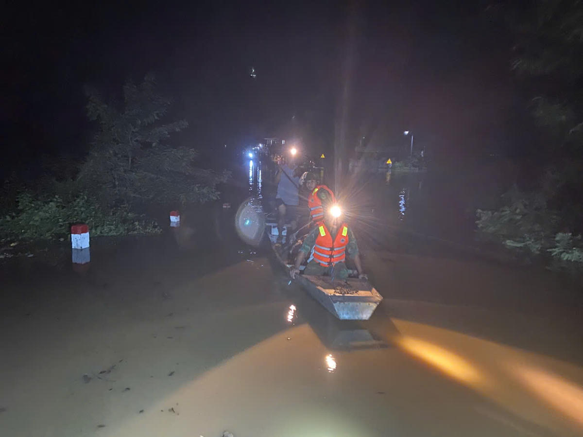 Ca nô, xe tải và lực lượng cứu hộ được điều động liên tục suốt đêm. Ảnh: BP.