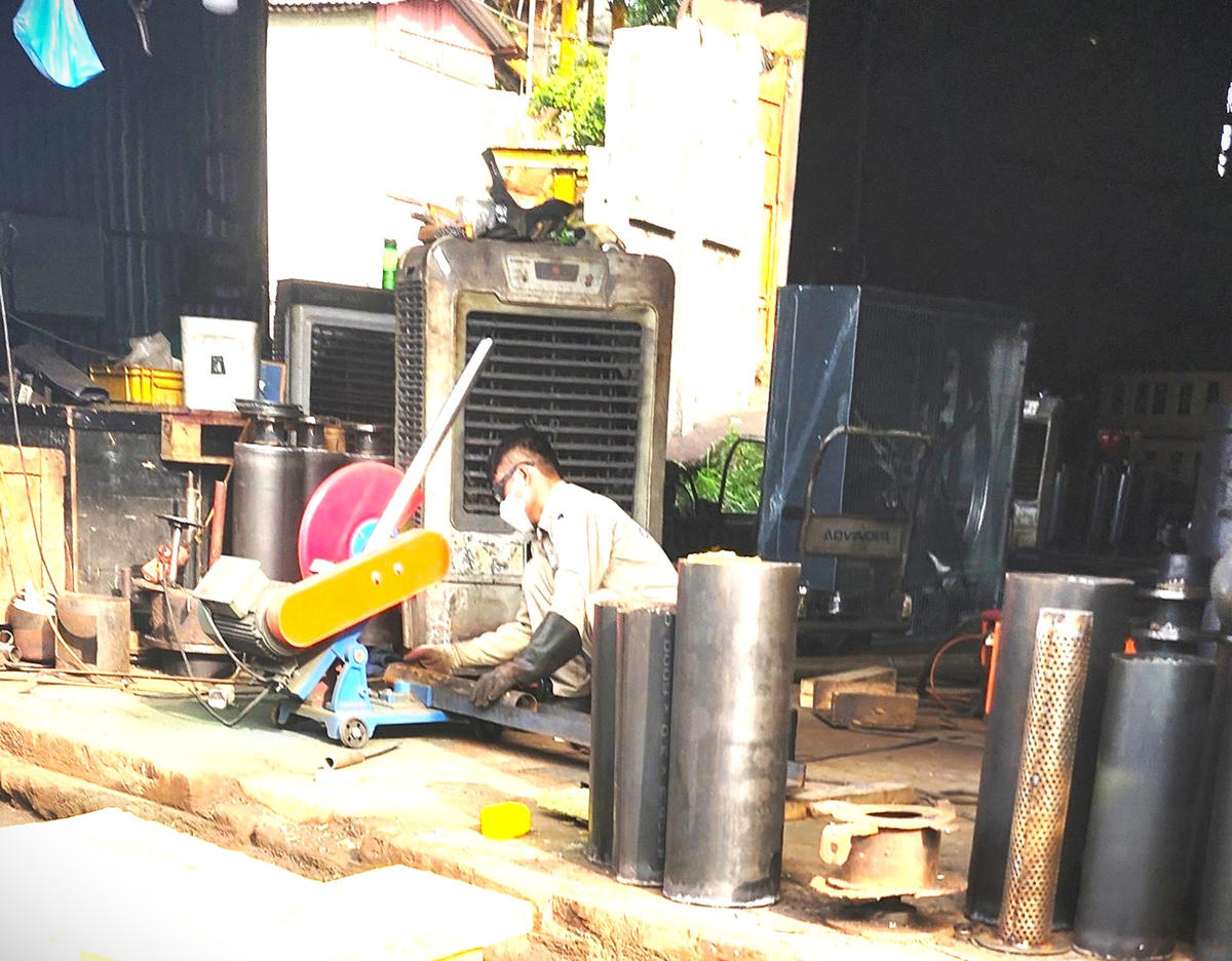 Hoạt động tại một xưởng sản xuất sản phẩm kim loại. 