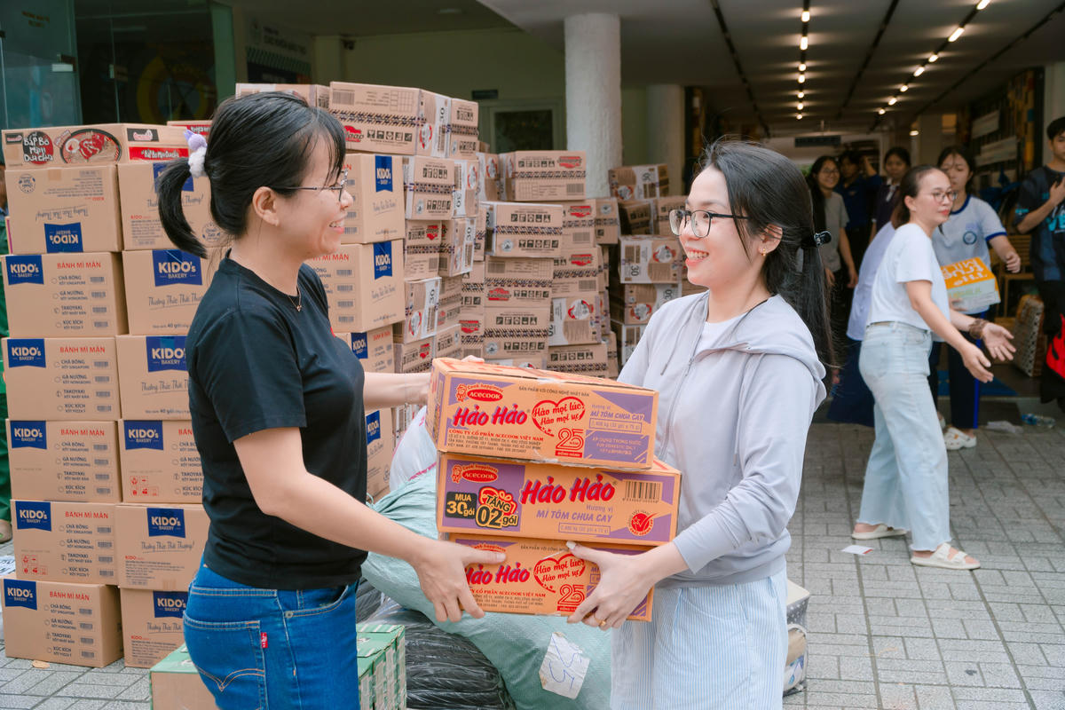 Người dân TPHCM vẫn không ngừng tới điểm tiếp nhận hàng của Mặt trận thành phố để ủng hộ đồng bào. Ảnh: Q.Đ.