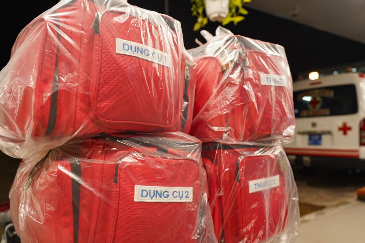 Các túi dụng cụ y tế được Bệnh viện Chợ Rẫy chuẩn bị kỹ phục vụ việc vhi viện y tế cho vùng lũ. Ảnh: BV