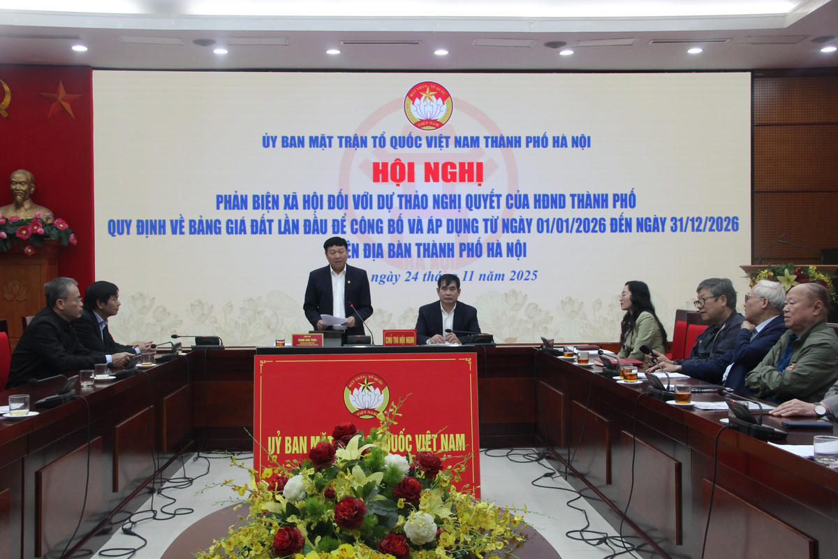 Ông Phạm Anh Tuấn, Phó Chủ tịch Thường trực Ủy ban MTTQ Việt Nam thành phố Hà Nội tiếp thu ý kiến góp ý tại hội nghị phản biện xã hội.&nbsp;