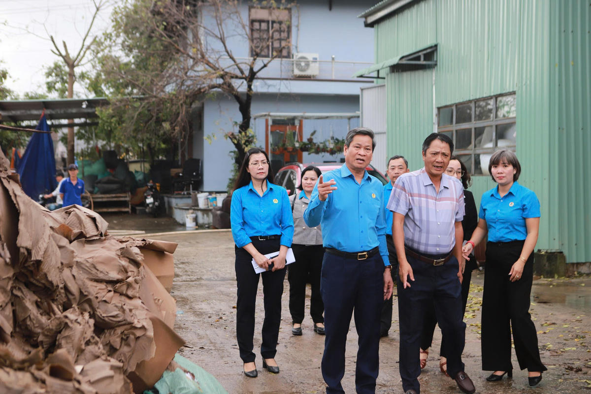 Ông Huỳnh Thanh Xuân kiểm tra thiệt hại sau lũ tại Công ty TNHH Đức Toàn. Ảnh: Hoài Phương
