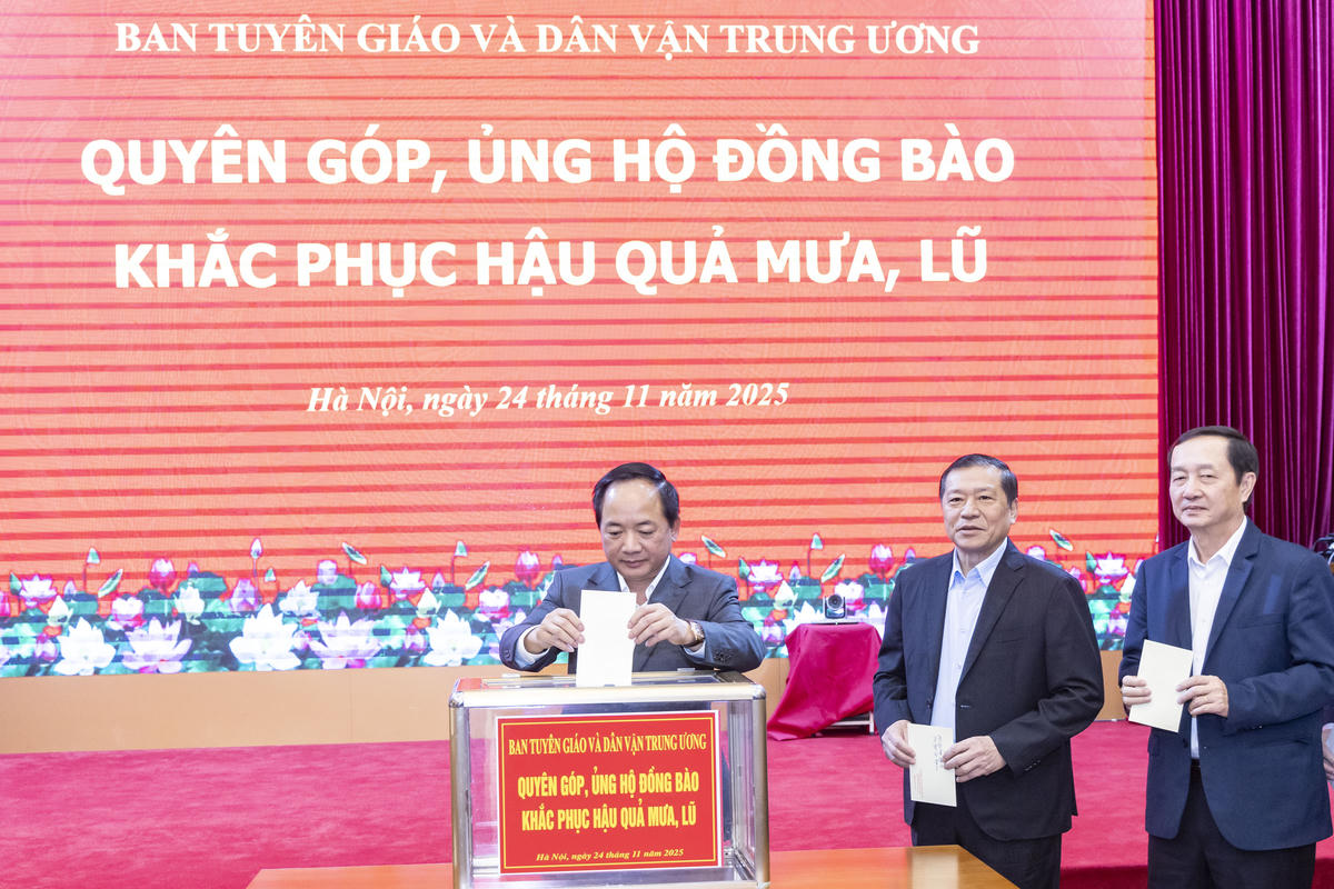 Trưởng Ban Tuyên giáo và Dân vận Trung ương Trịnh Văn Quyết quyên góp ủng hộ đồng bào khắc phục hậu quả mưa lũ. Ảnh: Quang Vinh.