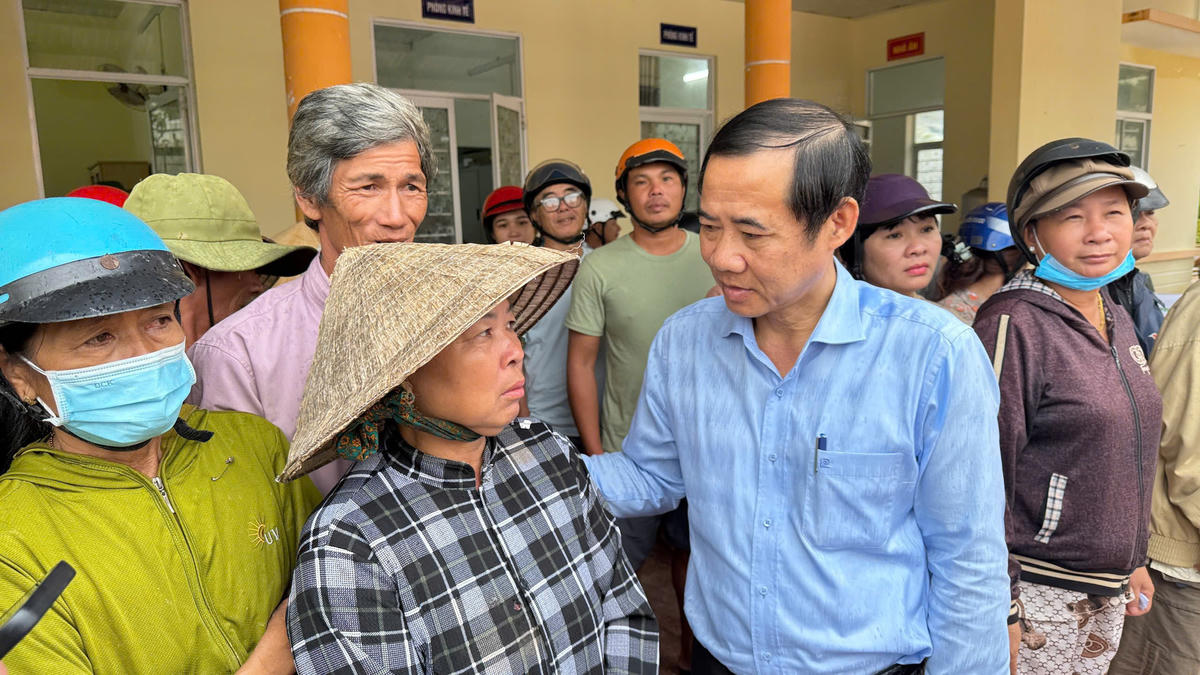 Ông Nguyễn Thái Học bày tỏ sự xót xa trước những thiệt hại mà người dân phải gánh chịu và động viên bà con nỗ lực vượt qua khó khăn, nhanh chóng khôi phục đời sống, sản xuất. (Ảnh: Đình Sang)
