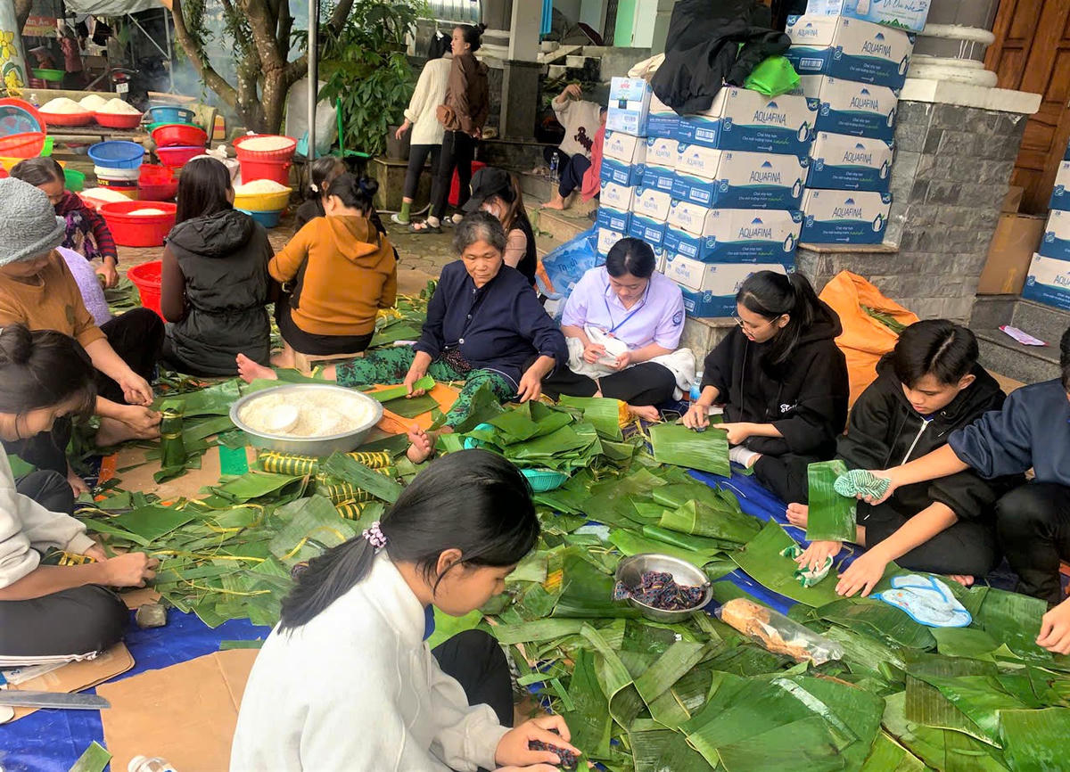 Một góc người dân xã Trà Bồng đang gói bánh tét gửi đồng bào vùng lũ. Ảnh: CV.. 
