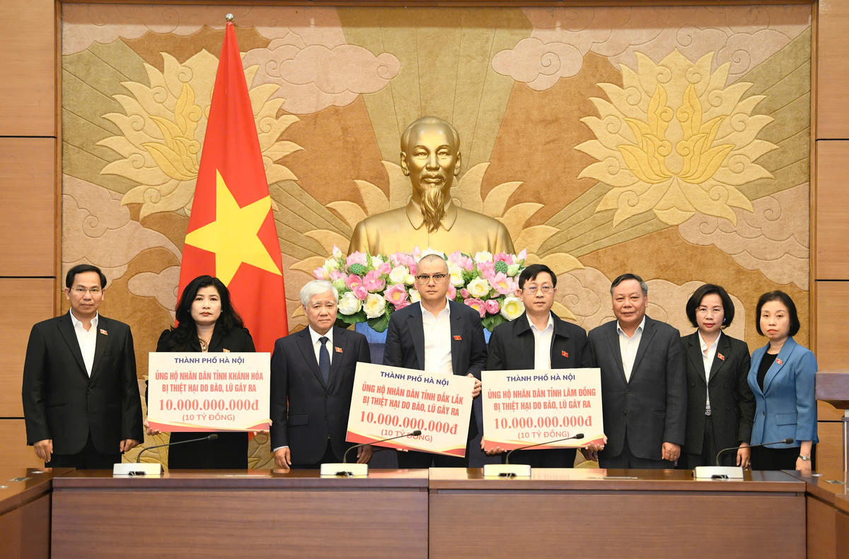 Thành phố Hà Nội trao hỗ trợ cho 3 địa phương để khắc phục hậu quả lũ lụt.&nbsp;Ảnh: Như Ý