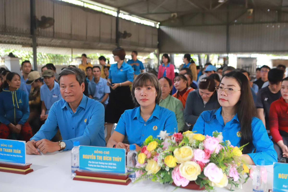 Quang cảnh lễ trao hỗ trợ khẩn cấp cho đoàn viên, người lao động bị ảnh hưởng nặng nề bởi bão lũ.&nbsp;