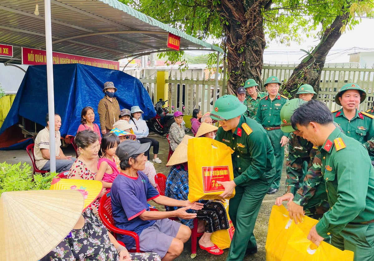 Đại tá Phan Đại Nghĩa, Phó Tư lệnh kiêm Tham mưu trưởng Quân khu quà cho bà con vùng rốn lũ xã Hòa Xuân. (ảnh Đ.S)