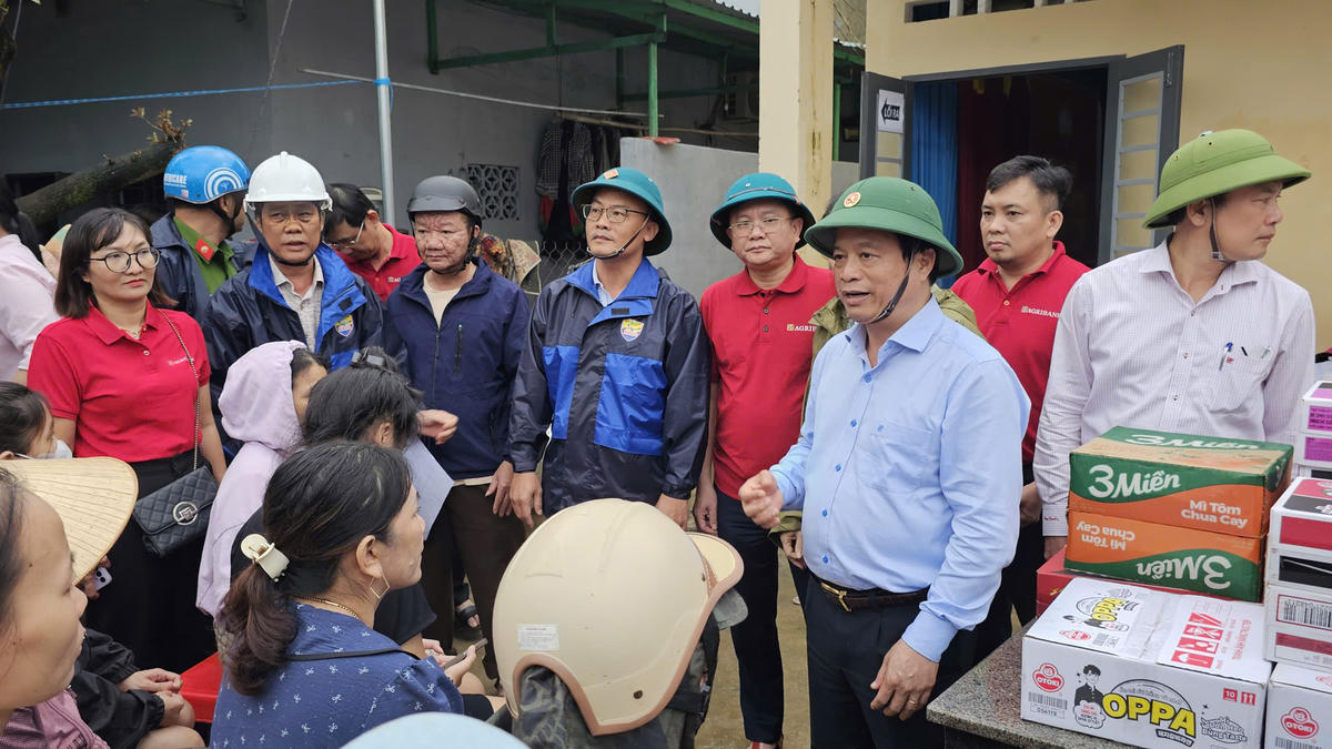 Agribank giảm tới 2%/năm lãi suất cho vay hỗ trợ khách hàng bị thiệt hại do bão số 12, 13 và mưa lũ