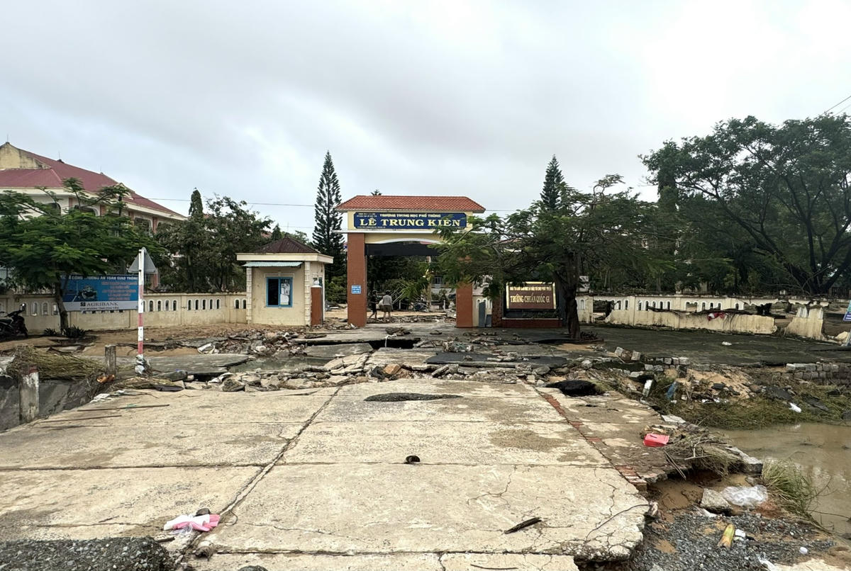 Trường THPT Lê Trung Kiên tại khu phố 4, Đông Hòa, bị ảnh hưởng nặng nè do lũ lớn, tường sập, mặt nền bị bong tróc. (Ảnh: Đình Sang)