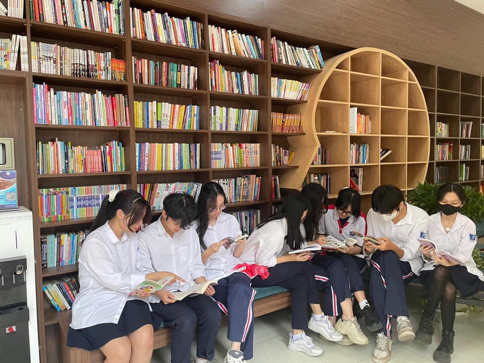 Học sinh đọc sách tại thư viện Trường THPT Phan Đình Phùng (Hà Nội). Ảnh: NTCC.