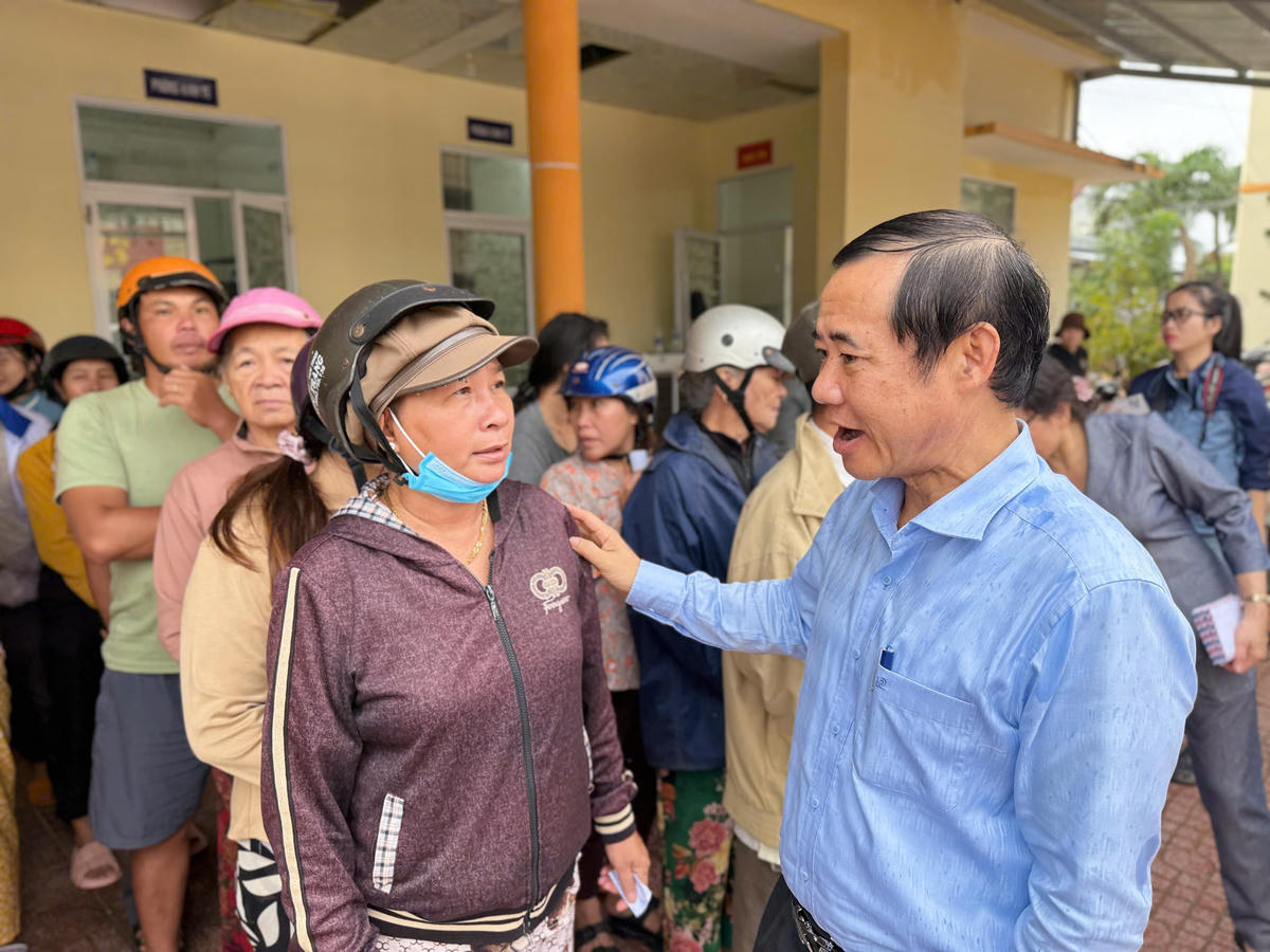 Trước những khó khăn bão lũ gây ra, Phó Bí thư Đảng ủy Mặt trận Tổ quốc hy vọng người dân xã Tuy An Đông (tỉnh Đắk Lắk) sớm vượt qua để ổn định cuộc sống. (Ảnh: Đình Sang)

