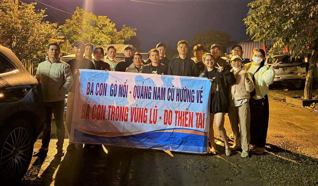 Đoàn tình nguyện Team Yêu Gò đến người dân vùng lũ lúc rạng sáng 24/11. Ảnh: CV.