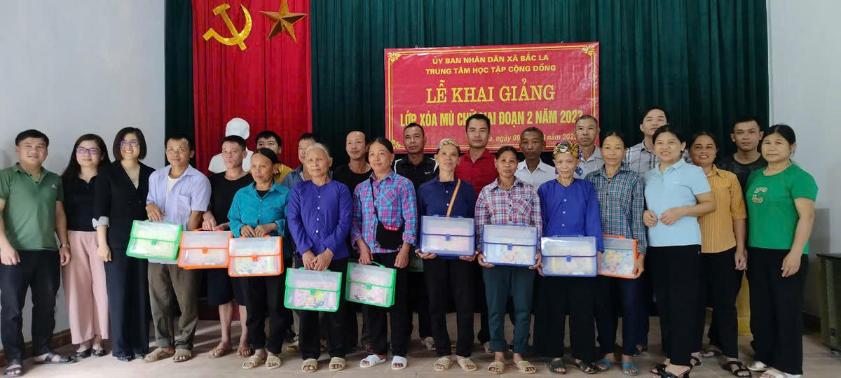 Trong những lớp học nhỏ, tiếng đánh vần vang lên xen lẫn tiếng cười. Đó là âm thanh của tri thức, của niềm tin và nghị lực thứ mà các thầy cô giáo vùng cao vẫn miệt mài gieo xuống từng ngày, như những hạt giống không ngừng nảy nở giữa đất trời biên cương. Ảnh chụp lớp học xóa mù chữ của cô Vi Thị Huệ, giáo viên Trường Tiểu học Tân Lang, xã Na Sầm (tỉnh Lạng Sơn).