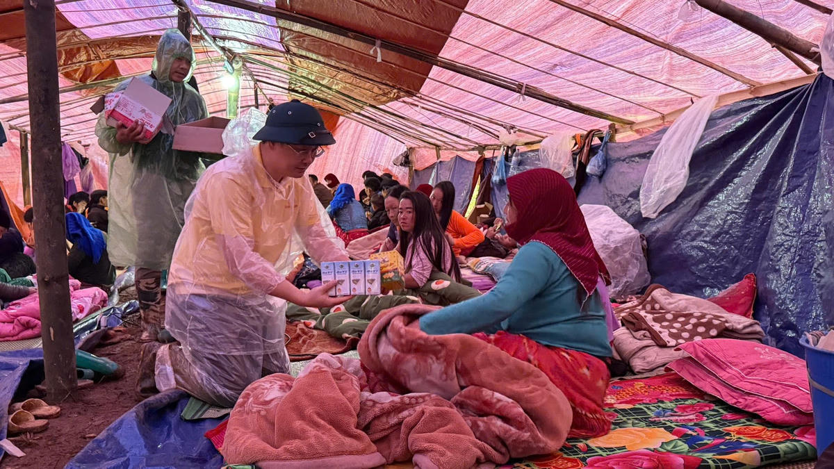 Cán bộ nhân viên Vingroup chia sẻ với bà con  Lũng Cú  -Tuyên Quang bị sạt lở nhà sau  bão 11.