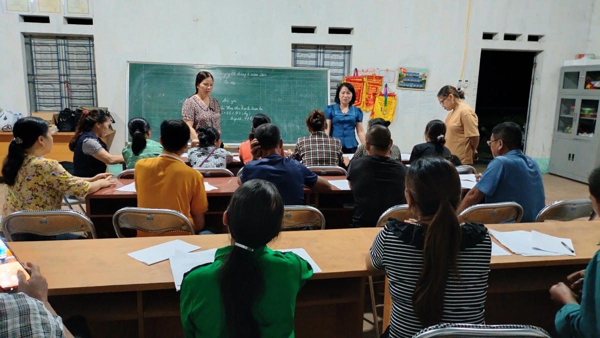 Lớp xóa mù chữ giúp đồng bào dân tộc thiểu số tiếp cận tri thức, nâng cao hiểu biết pháp luật và áp dụng kỹ năng vào lao động, đời sống.