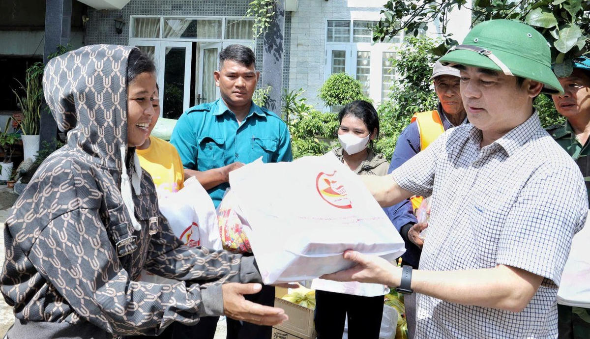 Ông Nghiêm Xuân Thành, Bí thư Tỉnh ủy Khánh Hòa tặng quà cho người dân vùng lũ xã Tây Khánh Vĩnh, tỉnh Khánh Hòa. (ảnh M.H)

