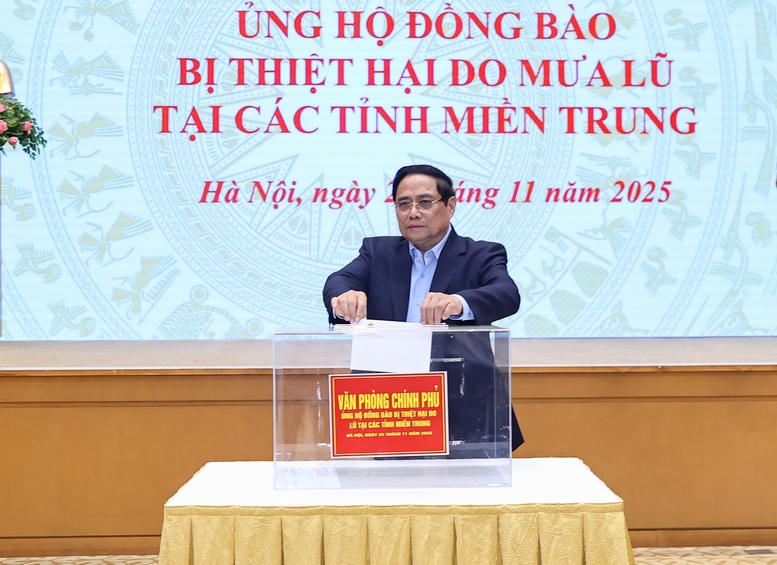Thủ tướng Chính phủ Phạm Minh Chính ủng hộ đồng bào - Ảnh: VGP/Nhật Bắc