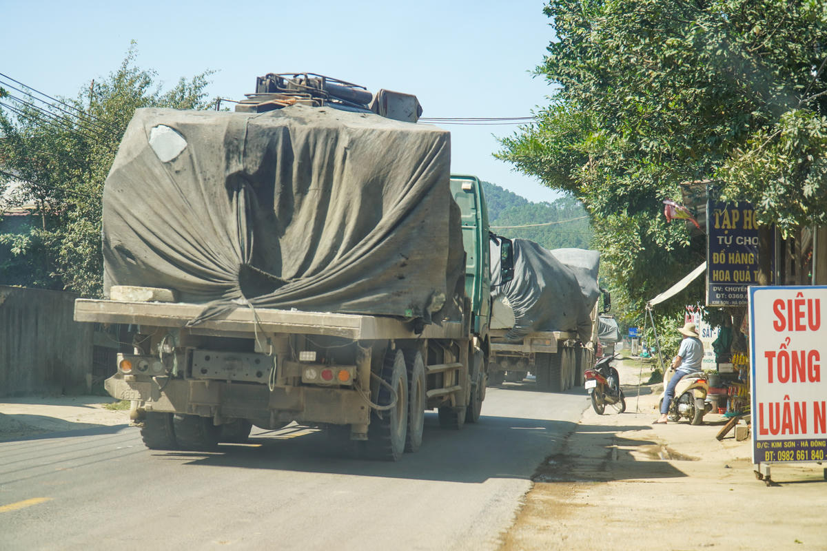 Xe chở đá khối về làng nghề đá ở xã Biện Thượng. Ảnh: Đình Minh