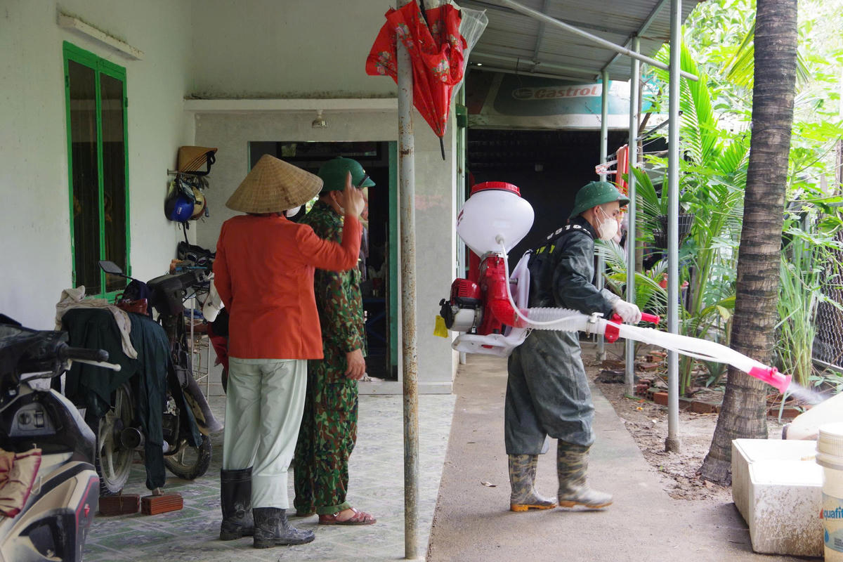 Cán bộ đồn Biên phòng cửa khẩu cảng Nha Trang phun khử khuẩn vệ sinh môi trường. Ảnh: Văn Tân.