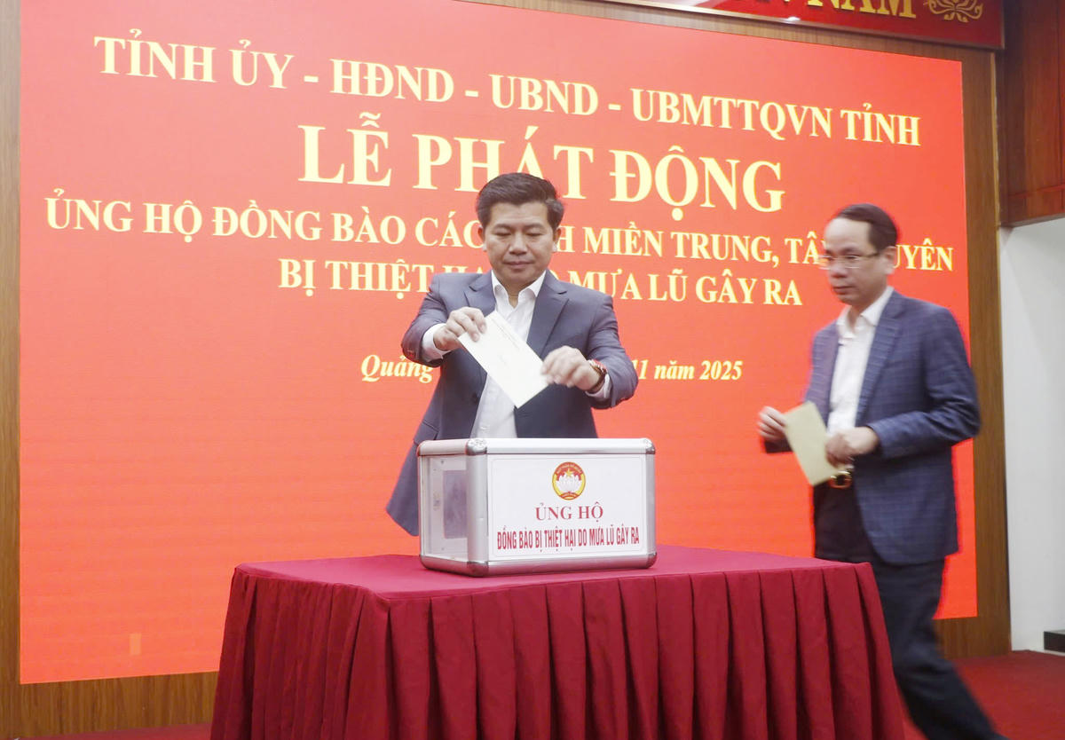 Phó Bí thư Thường trực Tỉnh ủy Trần Vũ Khiêm ủng hộ đồng bào các tỉnh miền Trung, Tây Nguyên bị thiệt hại do mưa lũ.  Ảnh: Q.T.