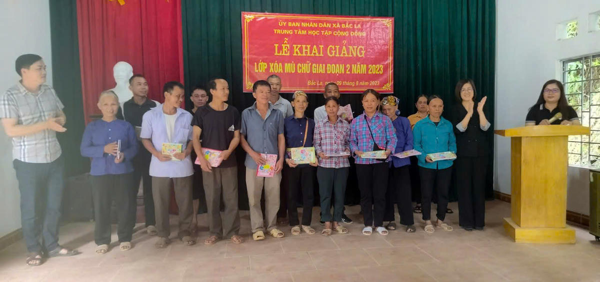 Lớp học xoá mù chữ ở Lạng Sơn được tổ chức tại nhà văn hoá thôn để thuận lợi cho người dân đến học.